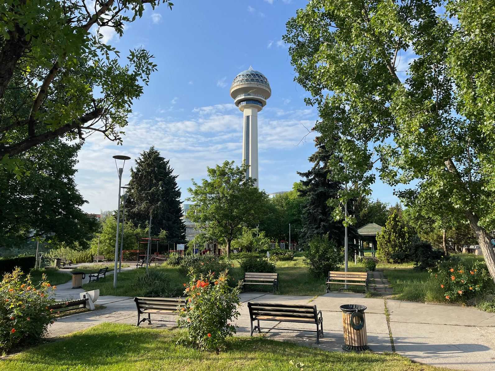 Ankara'da ağaçlarla çevrili bir parkın üzerinde yükselen Atakule